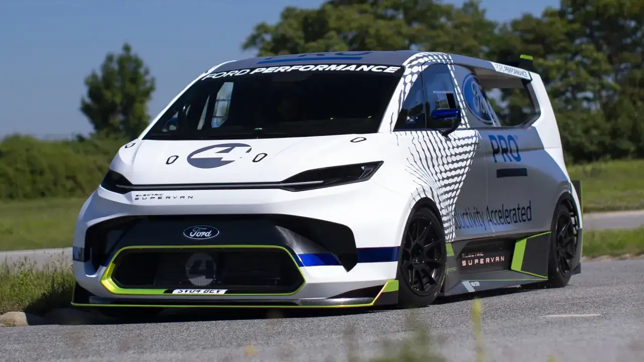 Der Ford Supervan, ein elektrisches Hochleistungsfahrzeug, fährt auf einer Straße.