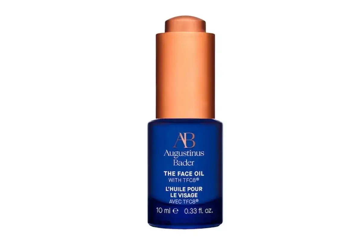 Flacone di lusso con oli naturali per il viso Augustinus Bader. La sua formula innovativa con TFC8&reg; nutre la pelle.