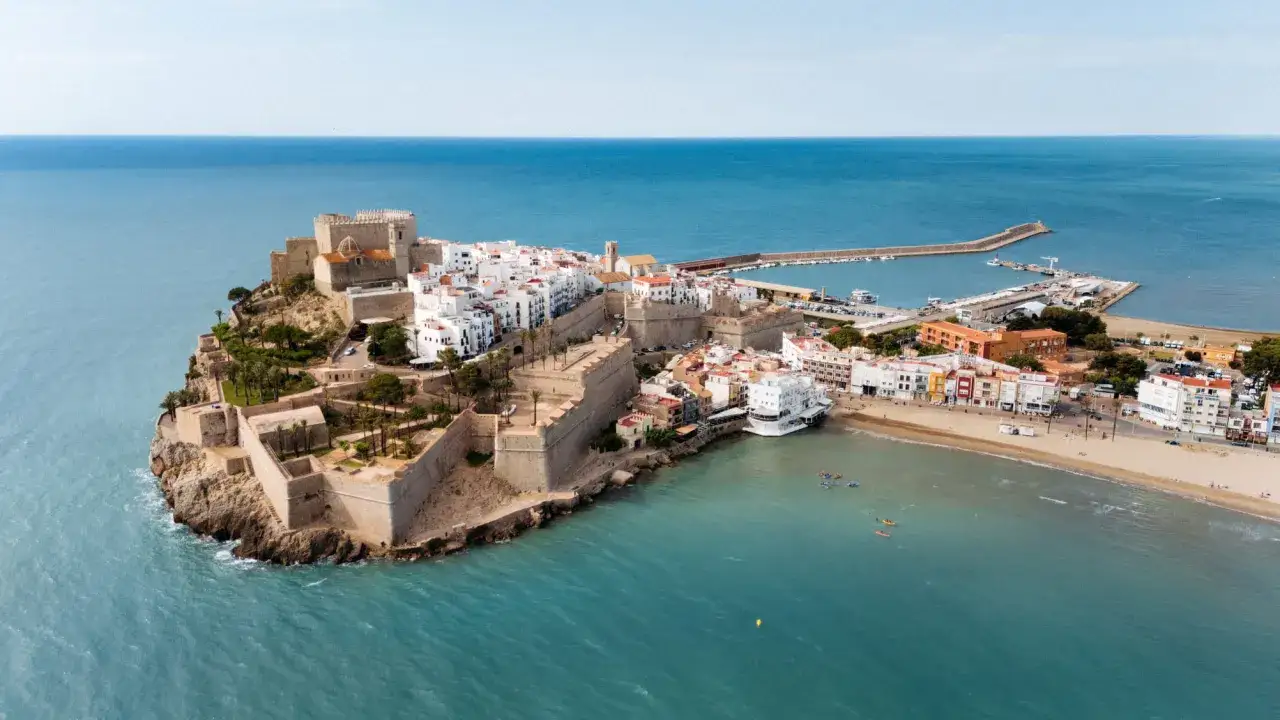 Vista a&eacute;rea del castillo y el casco antiguo de Pe&ntilde;&iacute;scola, con la playa norte y el mar Mediterr&aacute;neo.