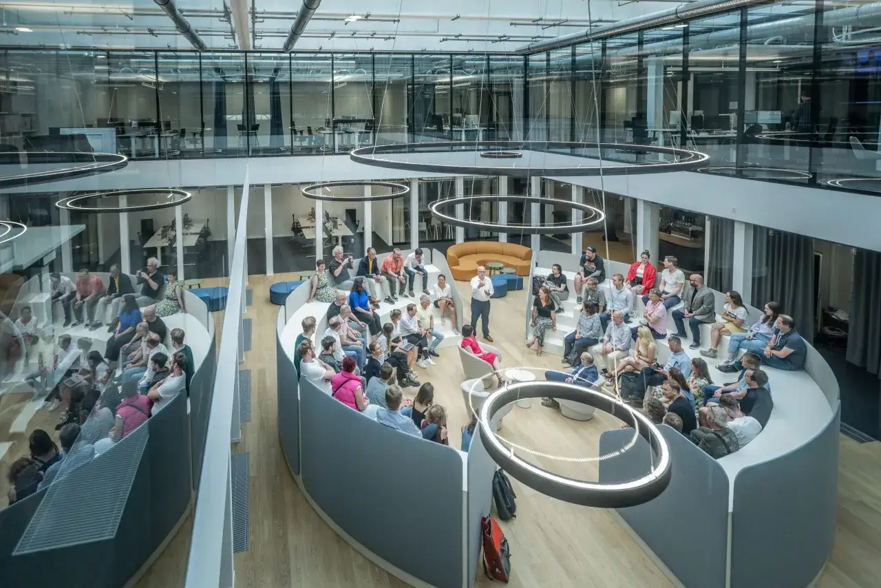 Menschen versammeln sich in einem modernen, hellen Bürogebäude, das die digitale transform. symbolisiert.