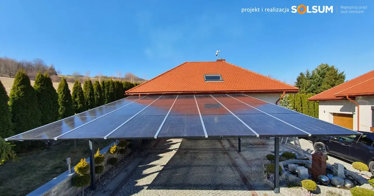 Nowoczesna konstrukcja wiaty pod panele fotowoltaiczne, chroniąca samochód i generująca czystą energię.