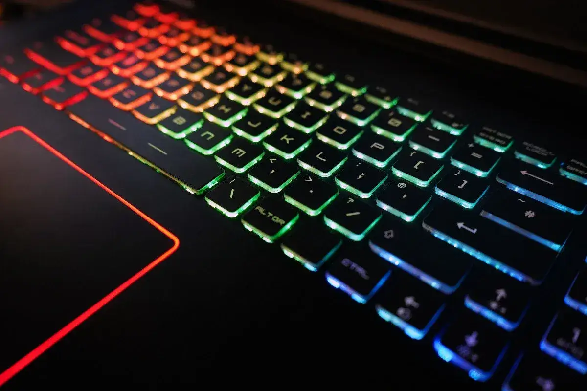 Klawiatura laptopa z podświetleniem RGB, gotowa do pracy w trybie offline.