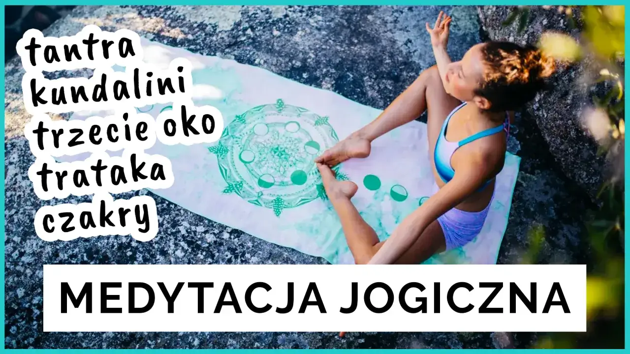 Kobieta w pozycji medytacyjnej na macie z motywem księżyca. Tekst: tantra, kundalini, trzecie oko, trataka, czakry. Medytacja jogiczna.