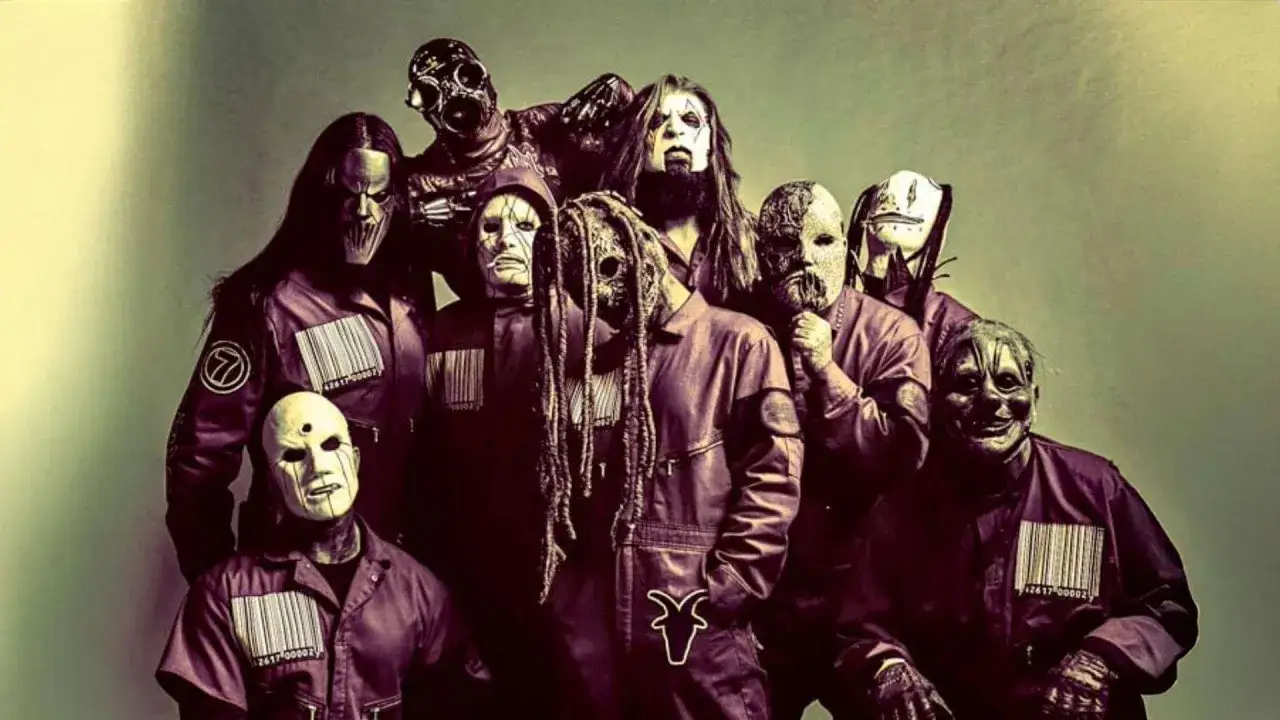 Les membres de Slipknot, masqu&eacute;s et en combinaison, posent ensemble.