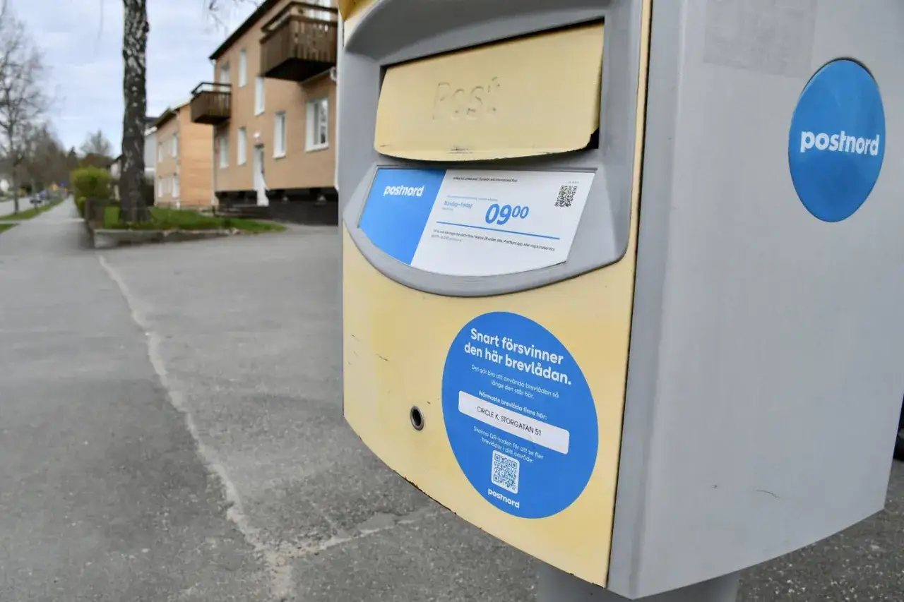 Gul postlåda från PostNord med information om att den snart försvinner. PostNord tömmer brevlådor varannan dag.