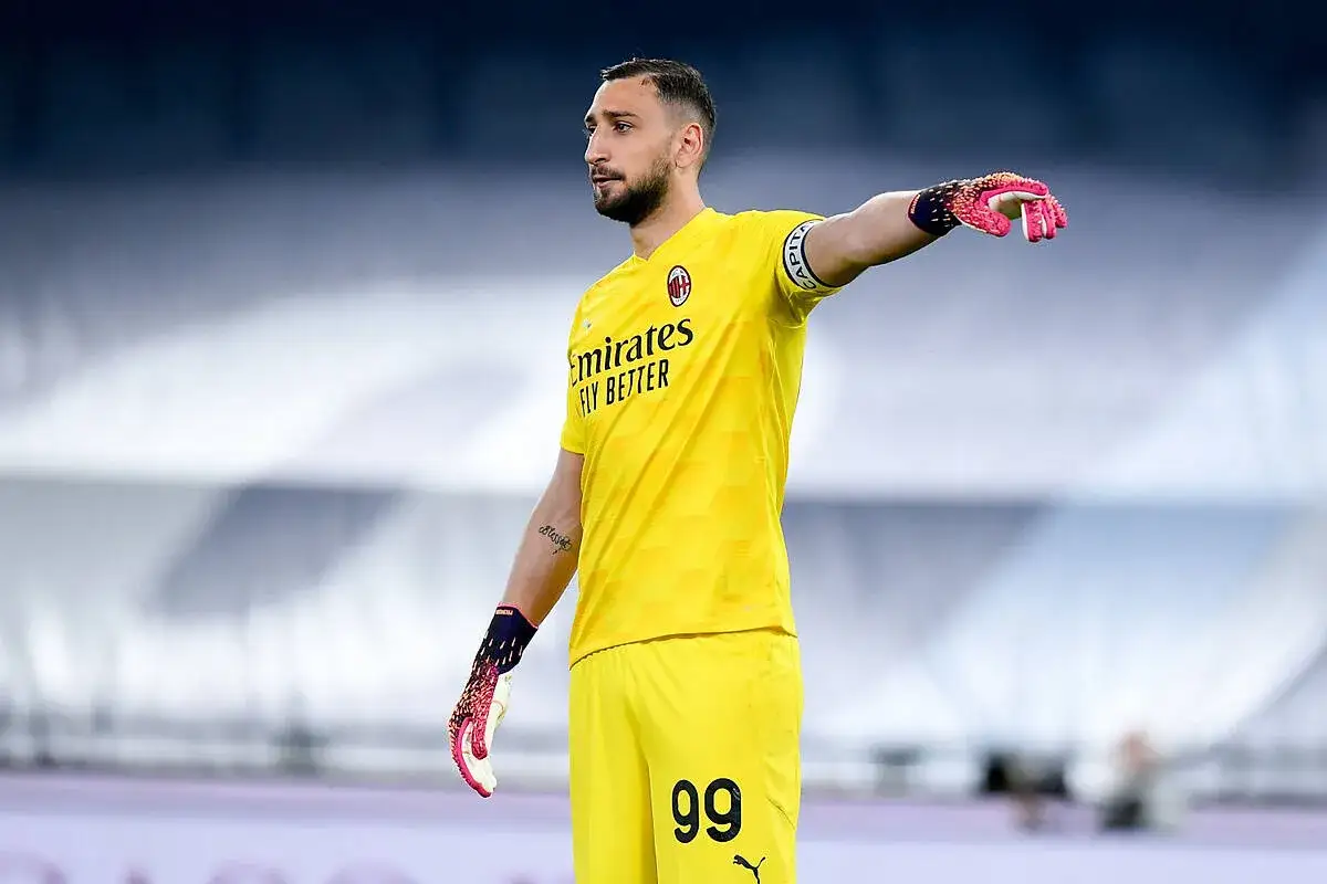 Gianluigi Donnarumma, bramkarz w żółtym stroju z numerem 99, w rękawicach, na boisku.