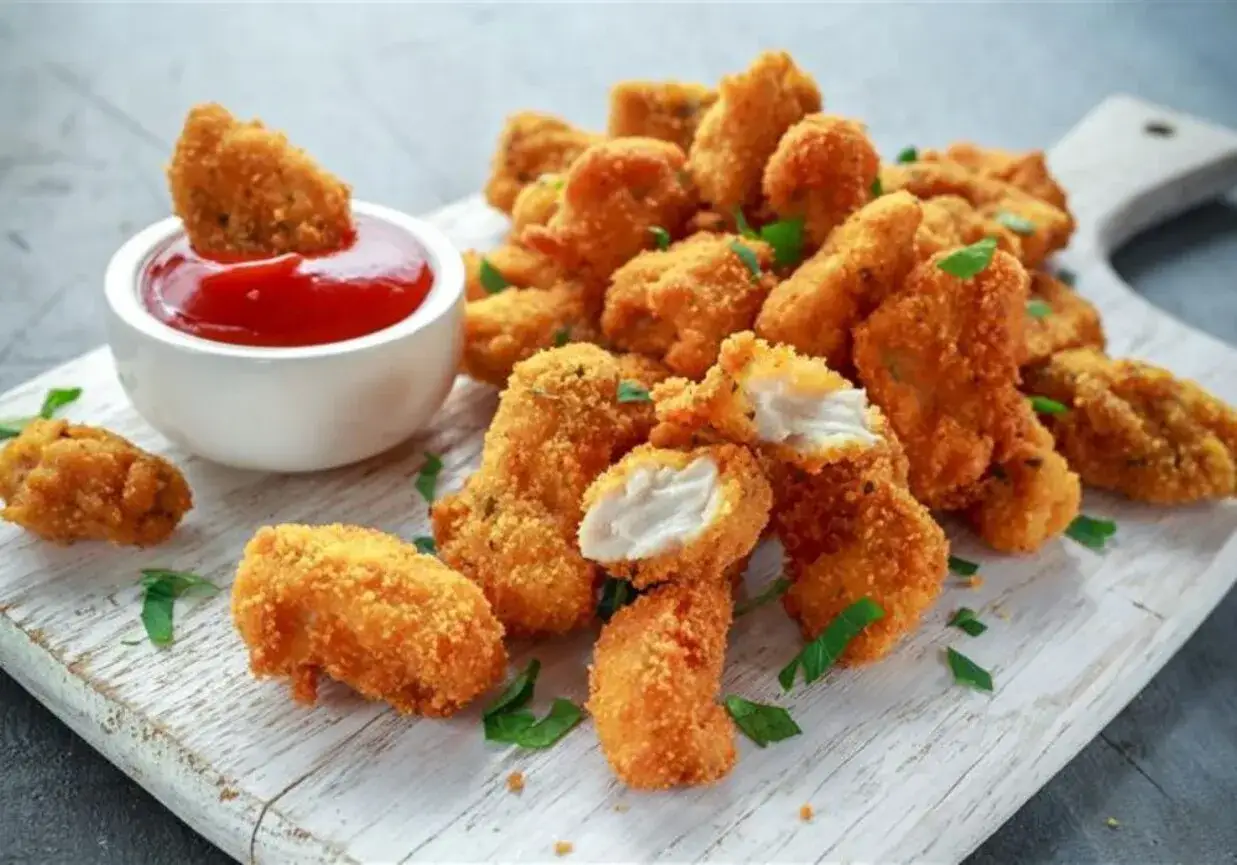 Chrupiące nuggetsy z airfryer, idealne do maczania w ketchupie. Pyszna przekąska gotowa w kilka minut!