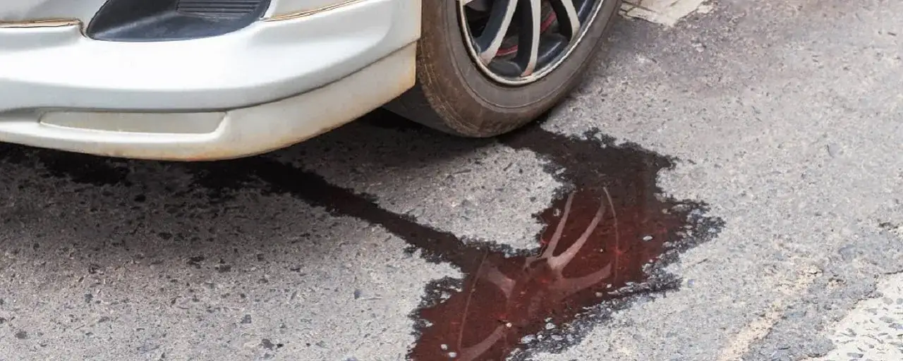flaque couleur sous voiture fuite moteur