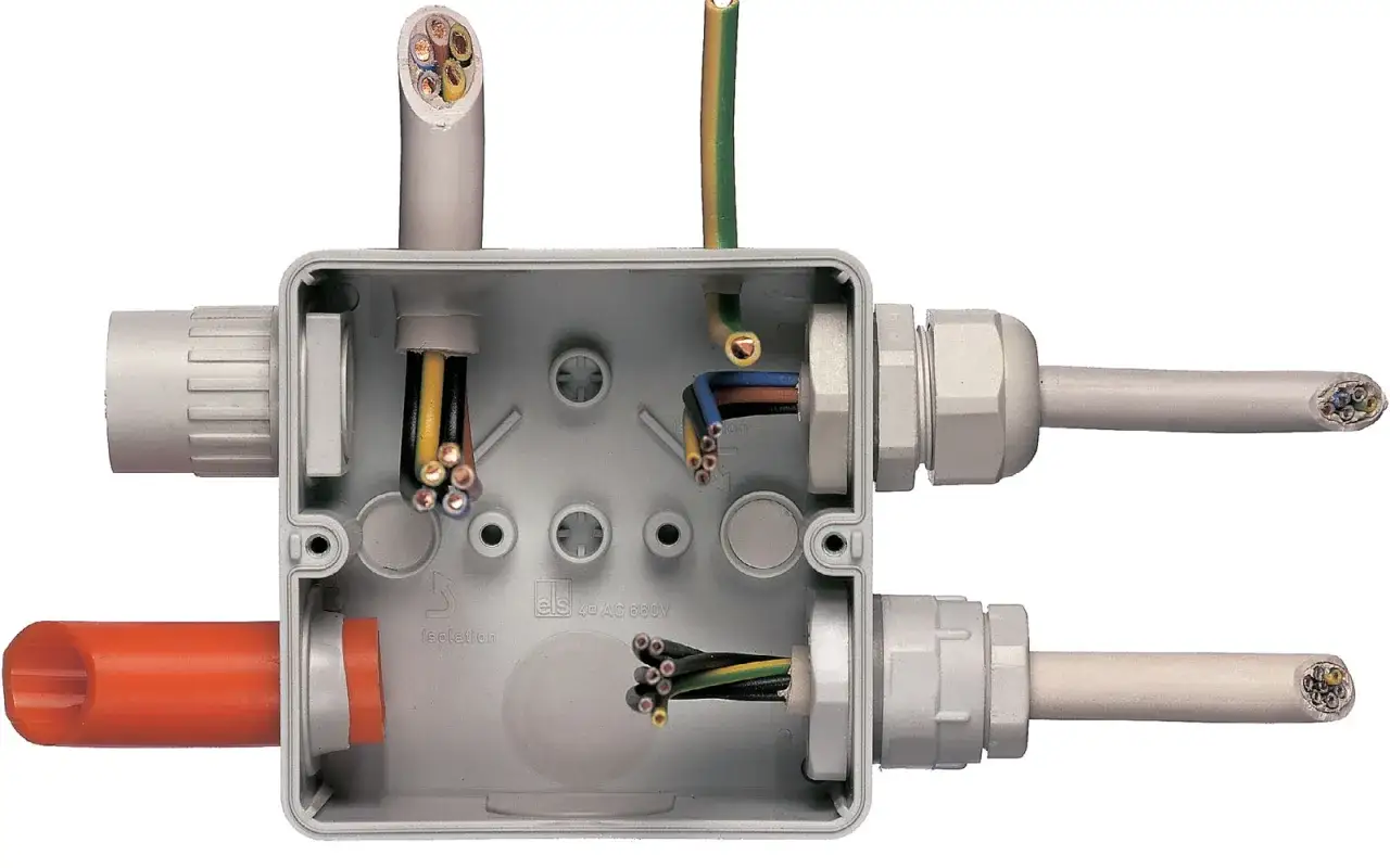 Rozdzielacz kabli elektrycznych w puszce, pokazujący, jak rozdzielić kabel elektryczny na dwa.