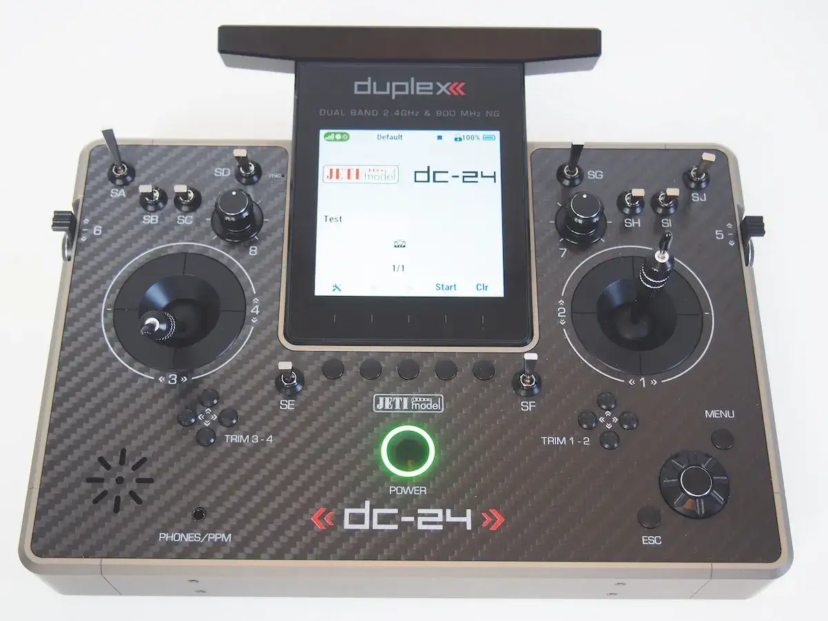 Jeti DC-24 Fernsteuerung mit Carbon-Optik. Der Bildschirm zeigt 