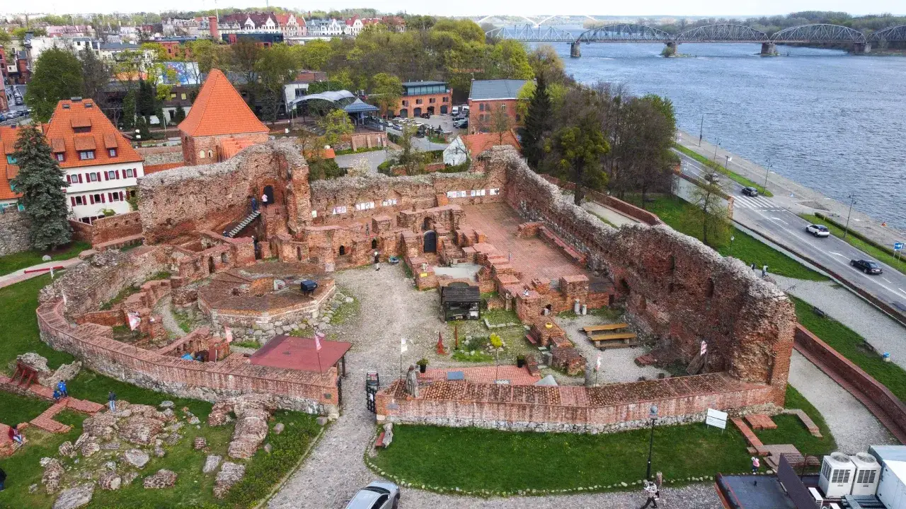 Ruiny zamku, dawna łubianka, z widokiem na Wisłę i most.