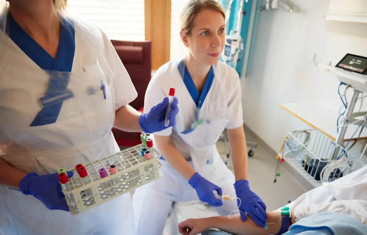 Tv&aring; sjuksk&ouml;terskor tar blodprover. En patient med ofrivillig viktnedg&aring;ng f&aring;r v&aring;rd.