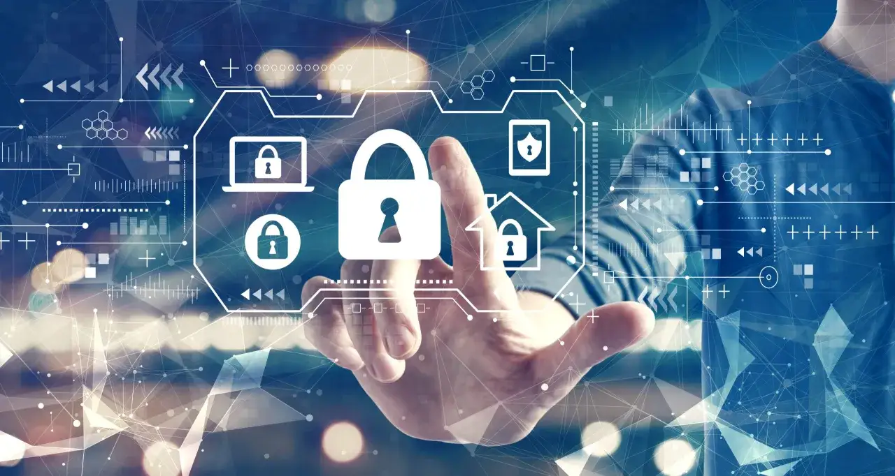 Dito, un dito tocca uno schermo virtuale con icone di lucchetti, simboli di sicurezza e grafici. Proteggersi dalle truffe online è fondamentale.