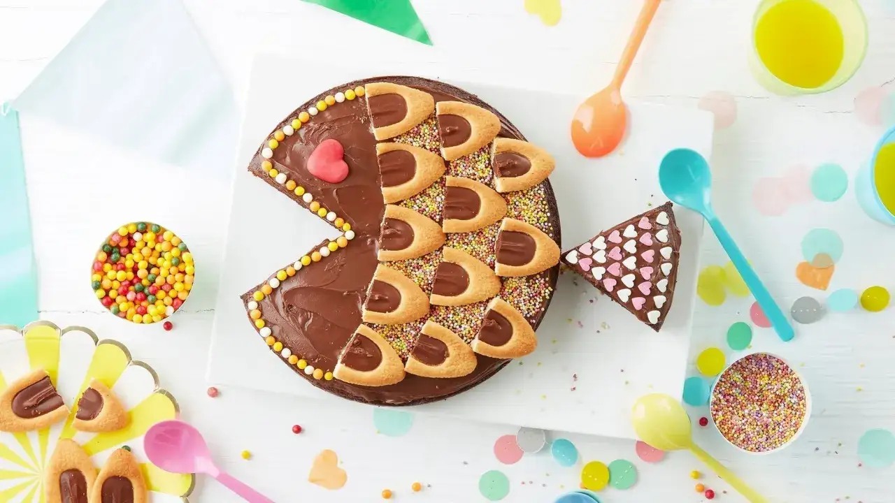Un d&eacute;licieux g&acirc;teau chocolat poisson, d&eacute;cor&eacute; de biscuits et de vermicelles color&eacute;s, pr&ecirc;t &agrave; &ecirc;tre d&eacute;gust&eacute;.