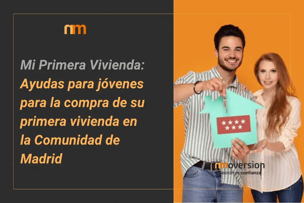 J&oacute;venes celebran con llaves y casa de cart&oacute;n, buscando ayuda hipoteca j&oacute;venes para su primera vivienda en Madrid.