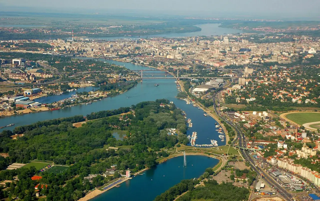 Widok z lotu ptaka na Belgrad, Serbię, z rzekami i mostami. Czy w Serbii jest bezpiecznie? Miasto tętni życiem, a widok ten sugeruje spokój.