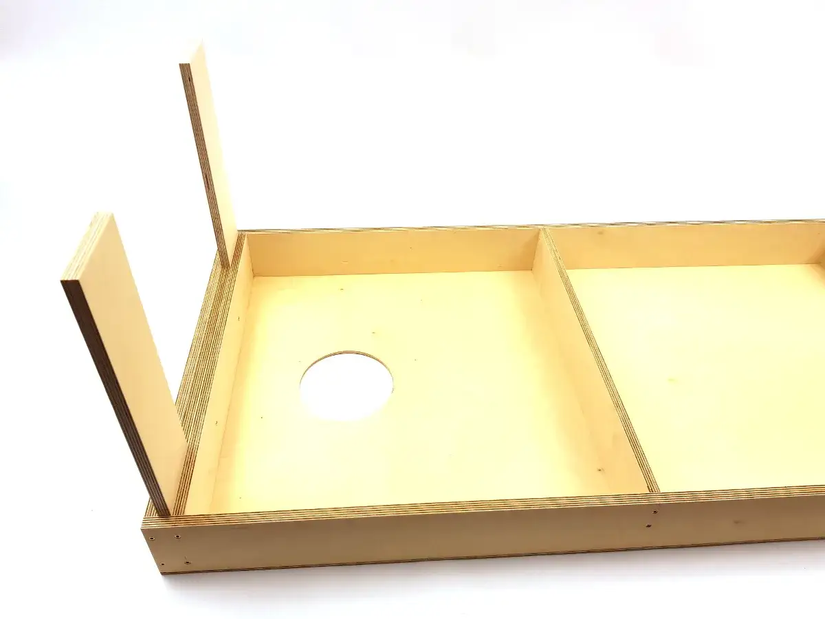 Holzbrett mit Loch f&uuml;r Cornhole selber bauen. Die Beine sind hochgeklappt.