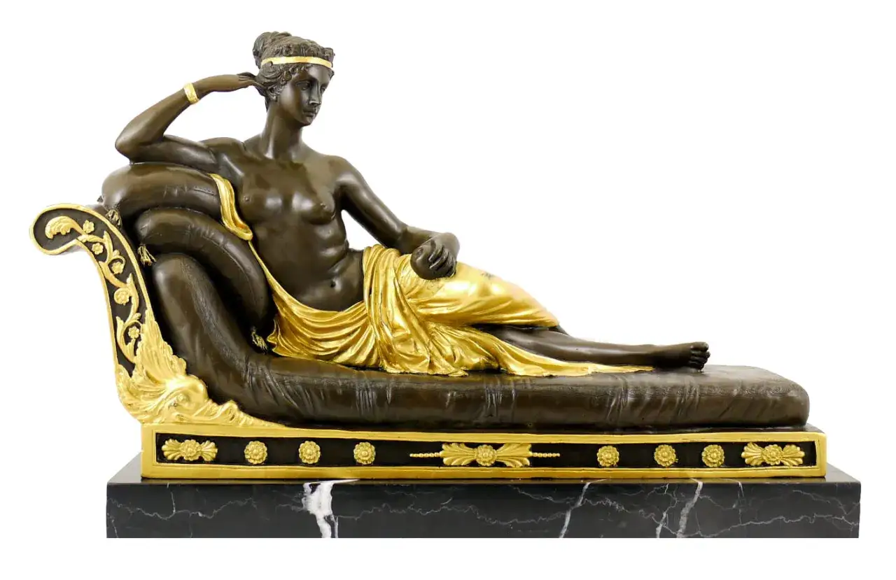Sculpture en bronze de Pauline Bonaparte par Canova, allongée sur un divan orné de dorures.