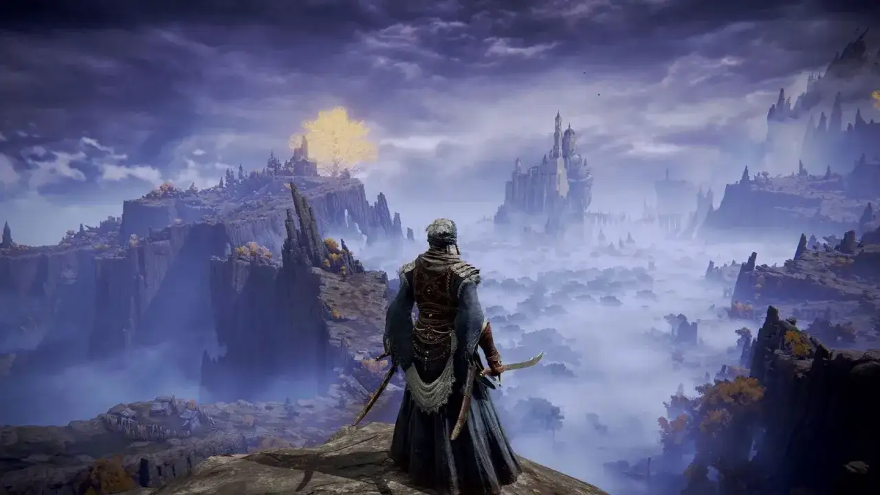 Un guerrero en la cima de un acantilado contempla un vasto paisaje de Elden Ring PS4, con castillos y un árbol dorado envueltos en niebla.