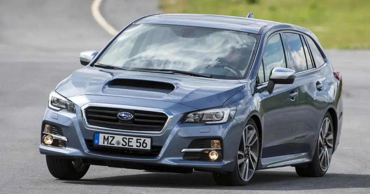 Niebieski Subaru Levorg na zakręcie drogi. Widoczny wlot powietrza na masce i sportowe felgi.