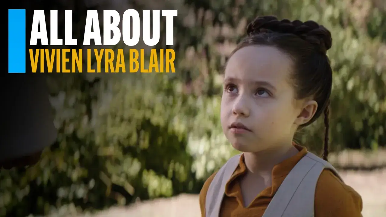 Vivien Lyra Blair, ein junges Mädchen mit geflochtenen Haaren, blickt nachdenklich nach oben. Der Text