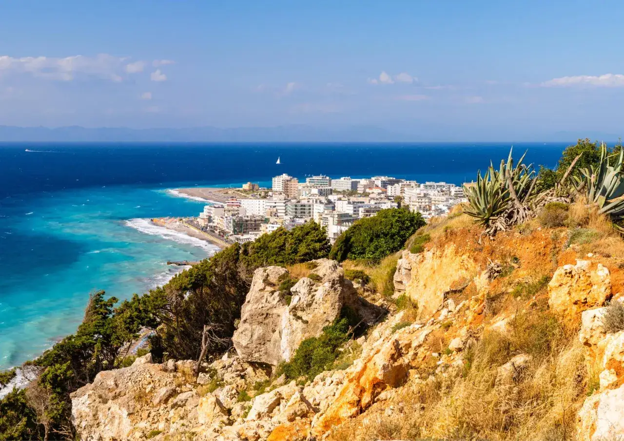 Widok na miasto Rodos z klifu, z turkusowym morzem i plażą. Idealne miejsce, by zobaczyć piękno wyspy.