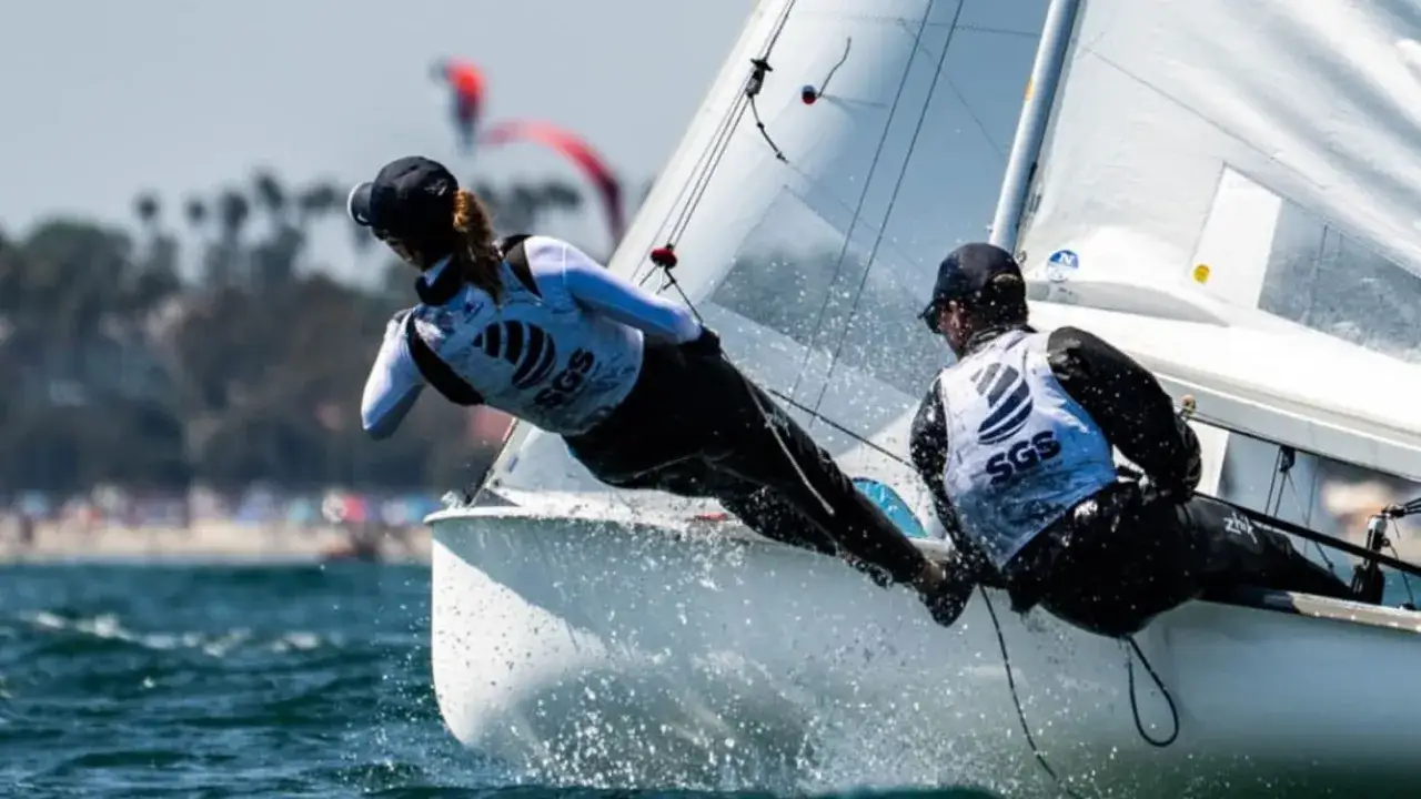 Tatjana Pokorny und ihre Segelpartnerin k&auml;mpfen sich durch die Wellen.