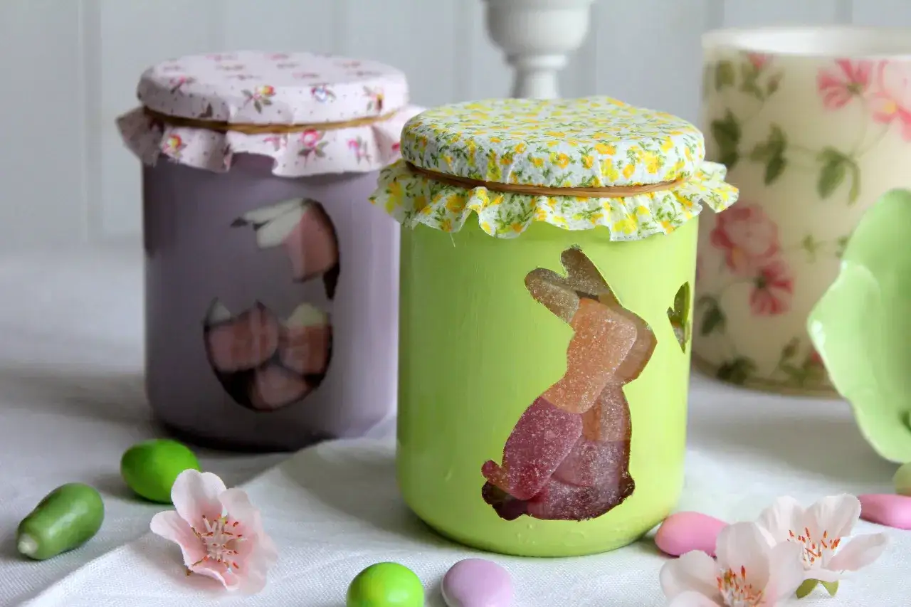Vasetti pasquali fai da te decorati con coniglietti e caramelle, pronti per la caccia alle uova.