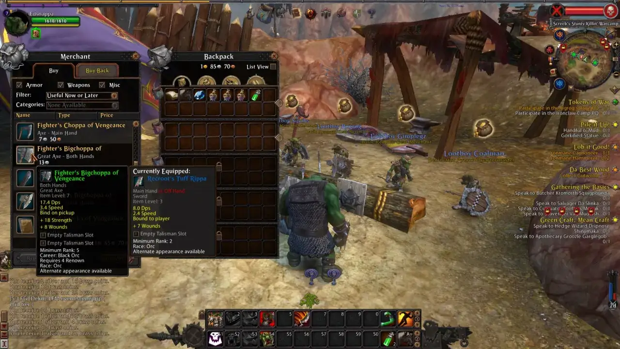 Gracz w grze Warhammer Online przegląda ekwipunek, porównując topory i miecz.