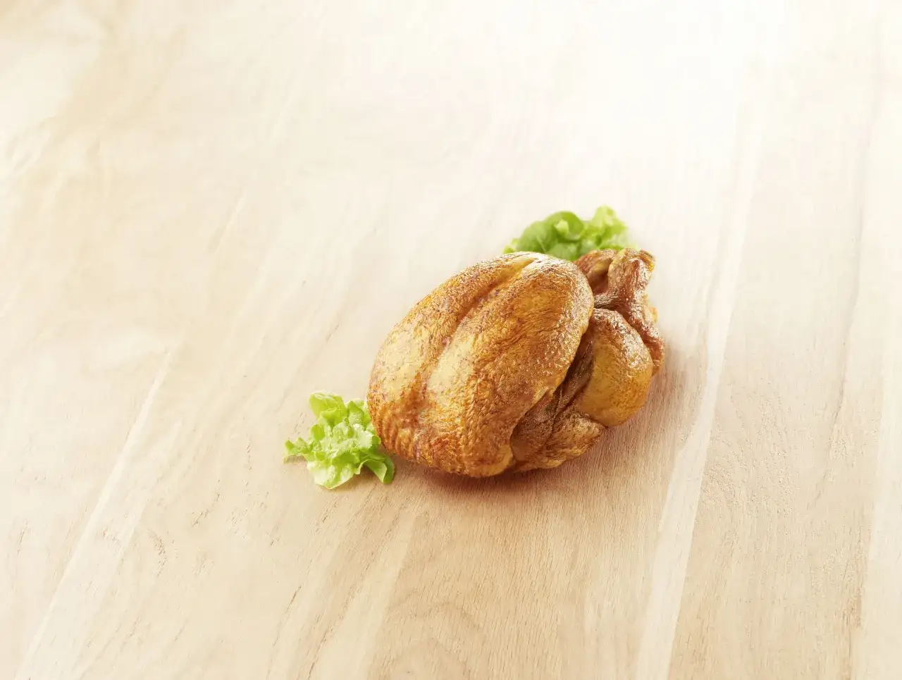 Un poulet fumé doré, prêt à être dégusté. Une recette simple pour un plat savoureux.