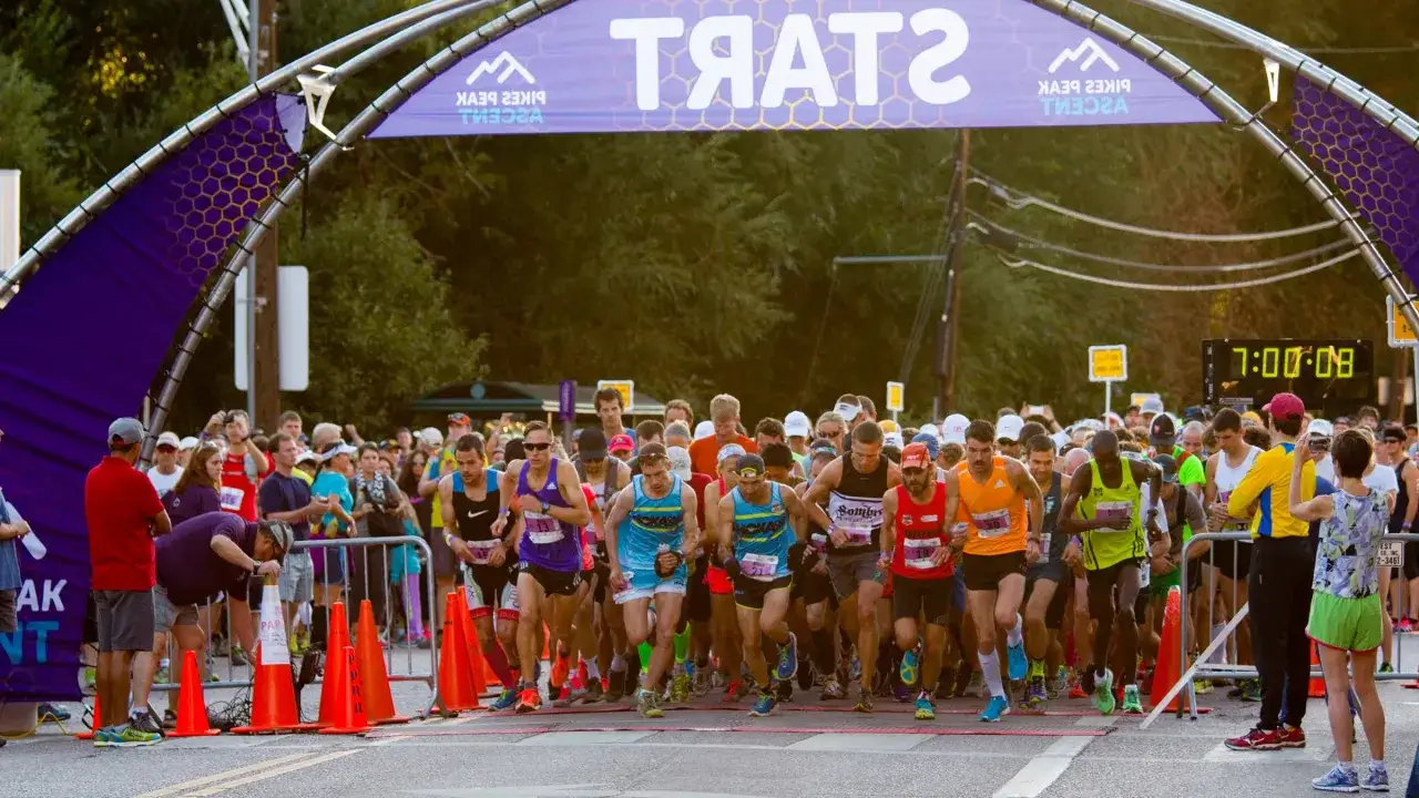 Start maratonu. Biegacze ruszają do walki, każdy z nadzieją na pokonanie wyznaczonej trasy. Czy to 42,195 km, czy kr&oacute;tszy dystans, emocje są ogromne.