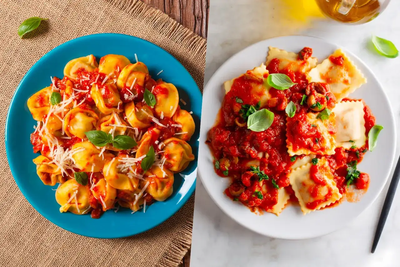 Dwa talerze włoskiego makaronu: po lewej okrągłe tortellini, po prawej kwadratowe ravioli, oba w sosie pomidorowym z bazylią i parmezanem.