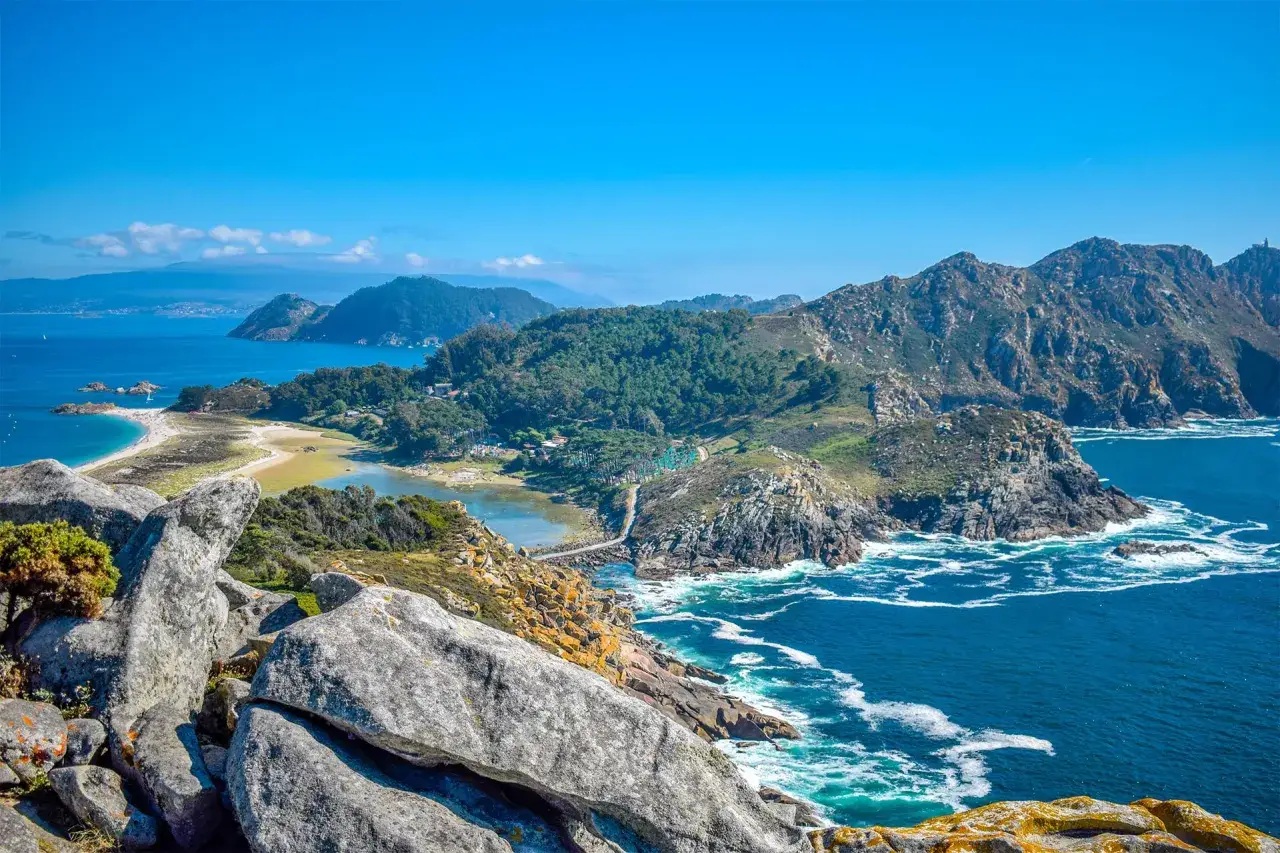 Vacker kustvy över Galicien, Spanien. Klippor, turkost vatten och gröna kullar möter havet.