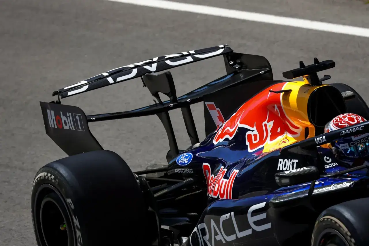 Coche de Red Bull Racing en plena carrera del mundial F1. El aler&oacute;n trasero y el lateral del monoplaza lucen los logotipos de Oracle y Mobil 1.
