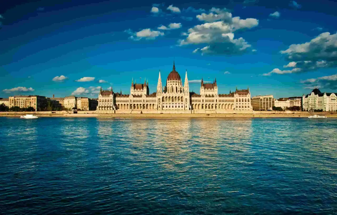 Majestatyczny Parlament w Budapeszcie nad Dunajem. Idealne miejsce na loty do Budapesztu.
