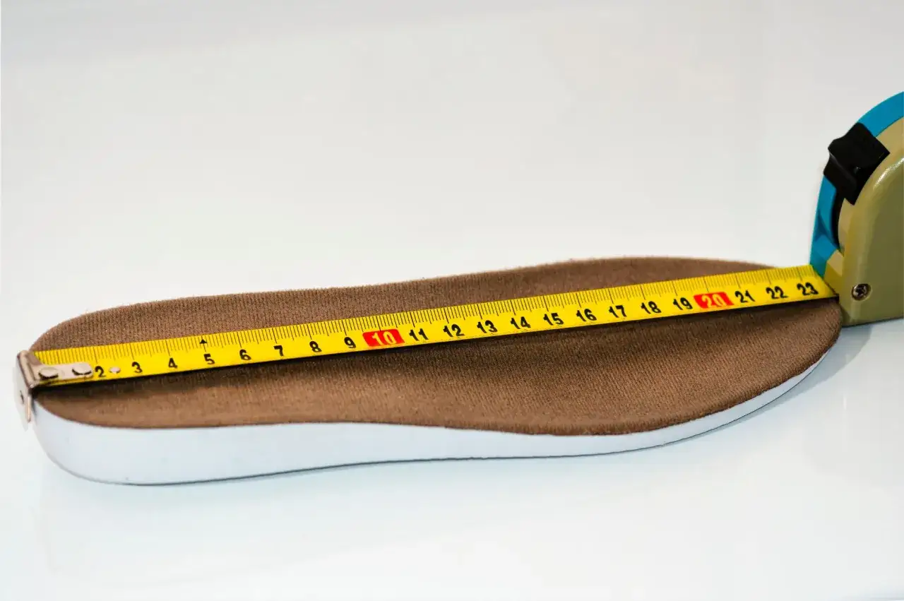Miarka wskazuje 21 cm. Jaki to rozmiar wkładki? To około 33-34 EU.
