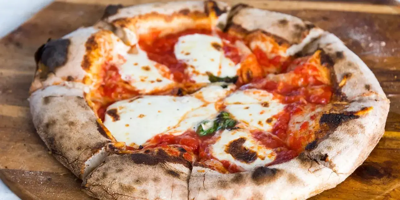 Pyszna pizza Margherita, która przypomina o tym, skąd pochodzi pizza – z Neapolu.