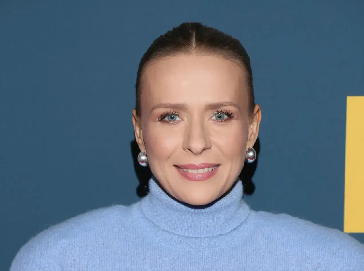 Uśmiechnięta Aneta Zając w błękitnym golfie i srebrnych kolczykach. Ciekawe, ile lat ma Aneta Zając?