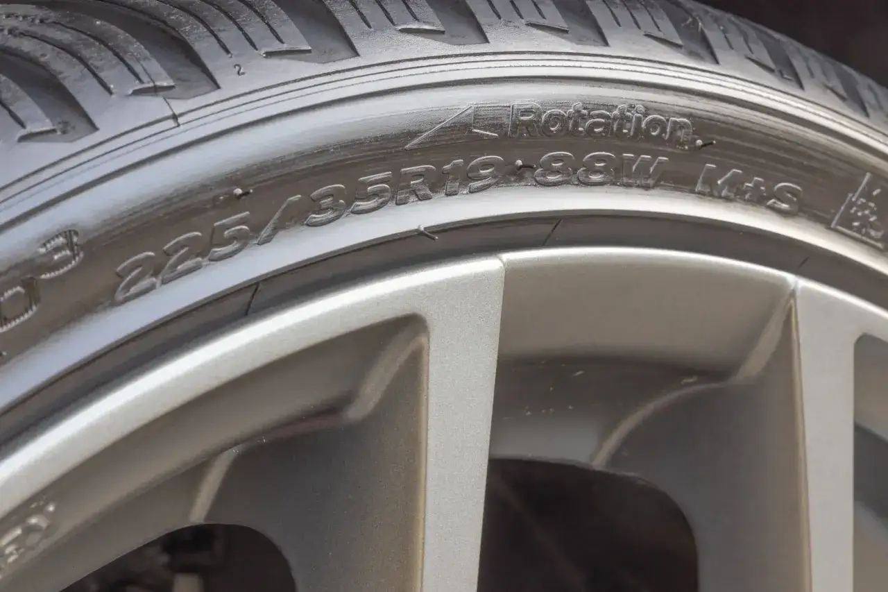 Reifen mit der Kennzeichnung 225/35R19 88W M+S. Der last und geschwindigkeitsindex gibt Auskunft über Tragfähigkeit und Höchstgeschwindigkeit.