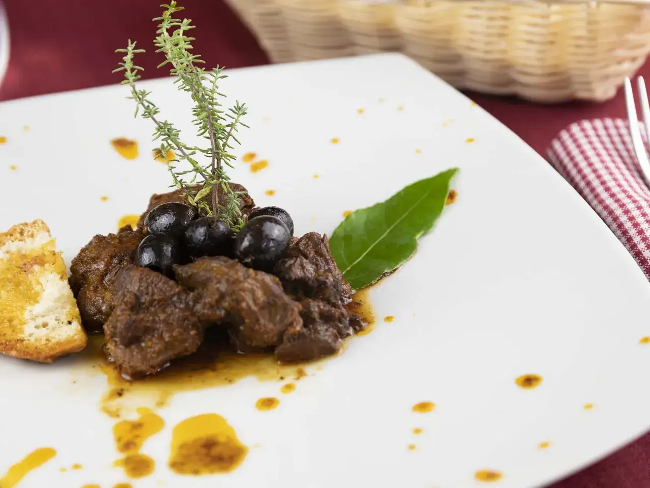 Capriolo in umido con olive, rosmarino e crostino. Un'idea su come cucinare il capriolo per un piatto saporito.