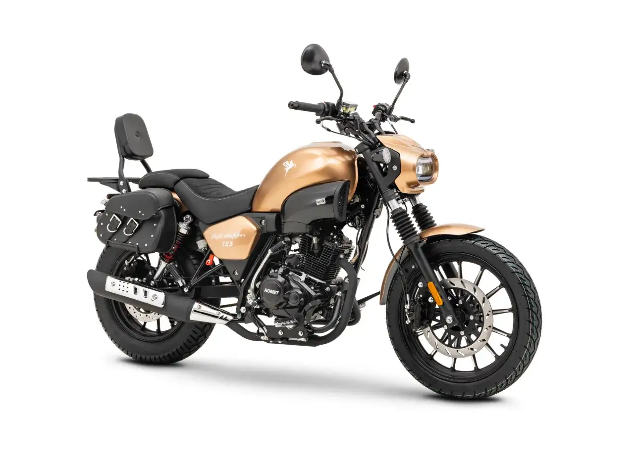 Złoty Romet Soft Chopper 125 z sakwami i oparciem. Odblokowanie mocy dla nowych przygód.