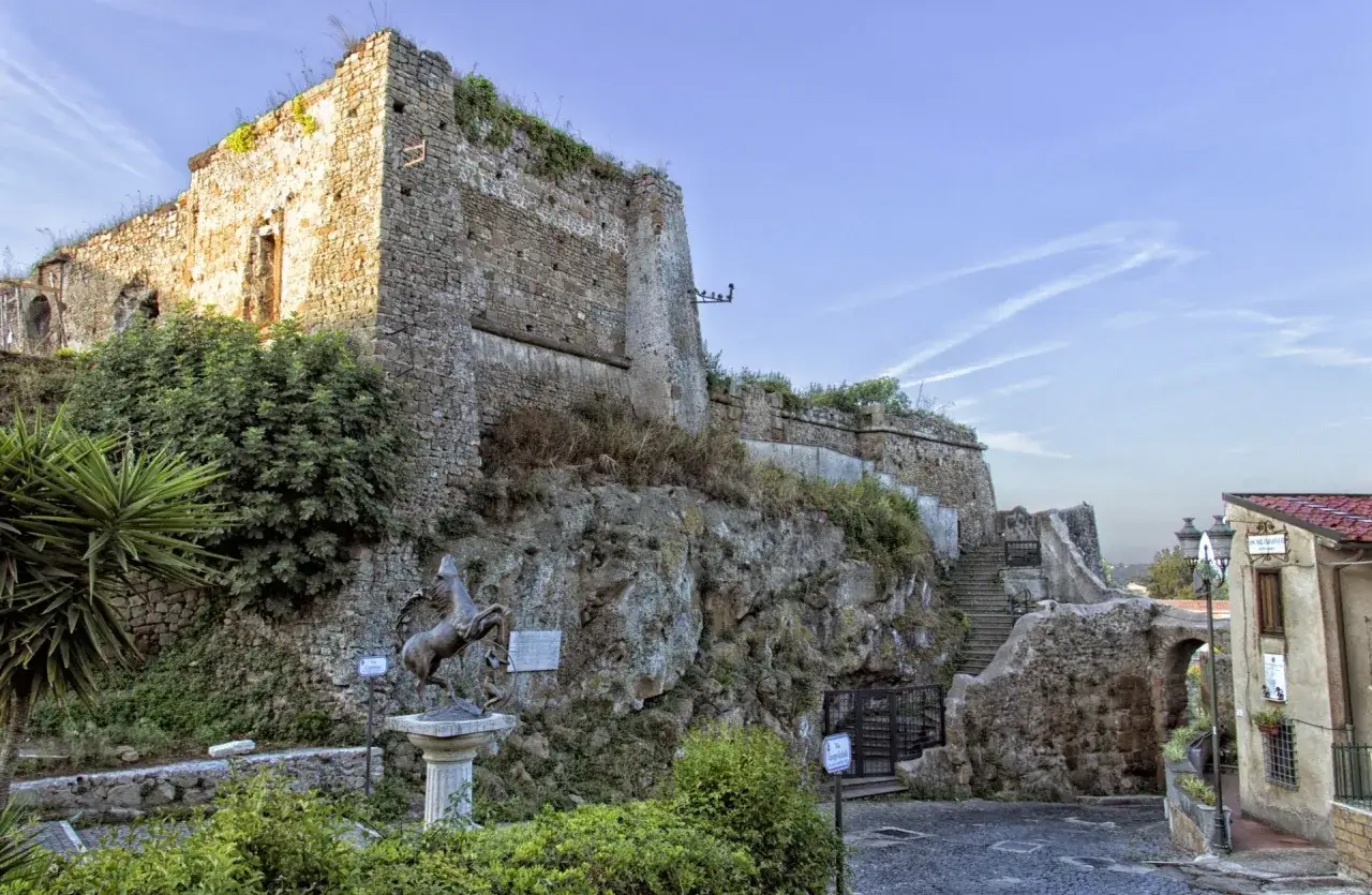 Antica rocca che domina uno dei paesi della Valnerina. Una statua di cavallo e un sentiero di scale conducono all'ingresso.