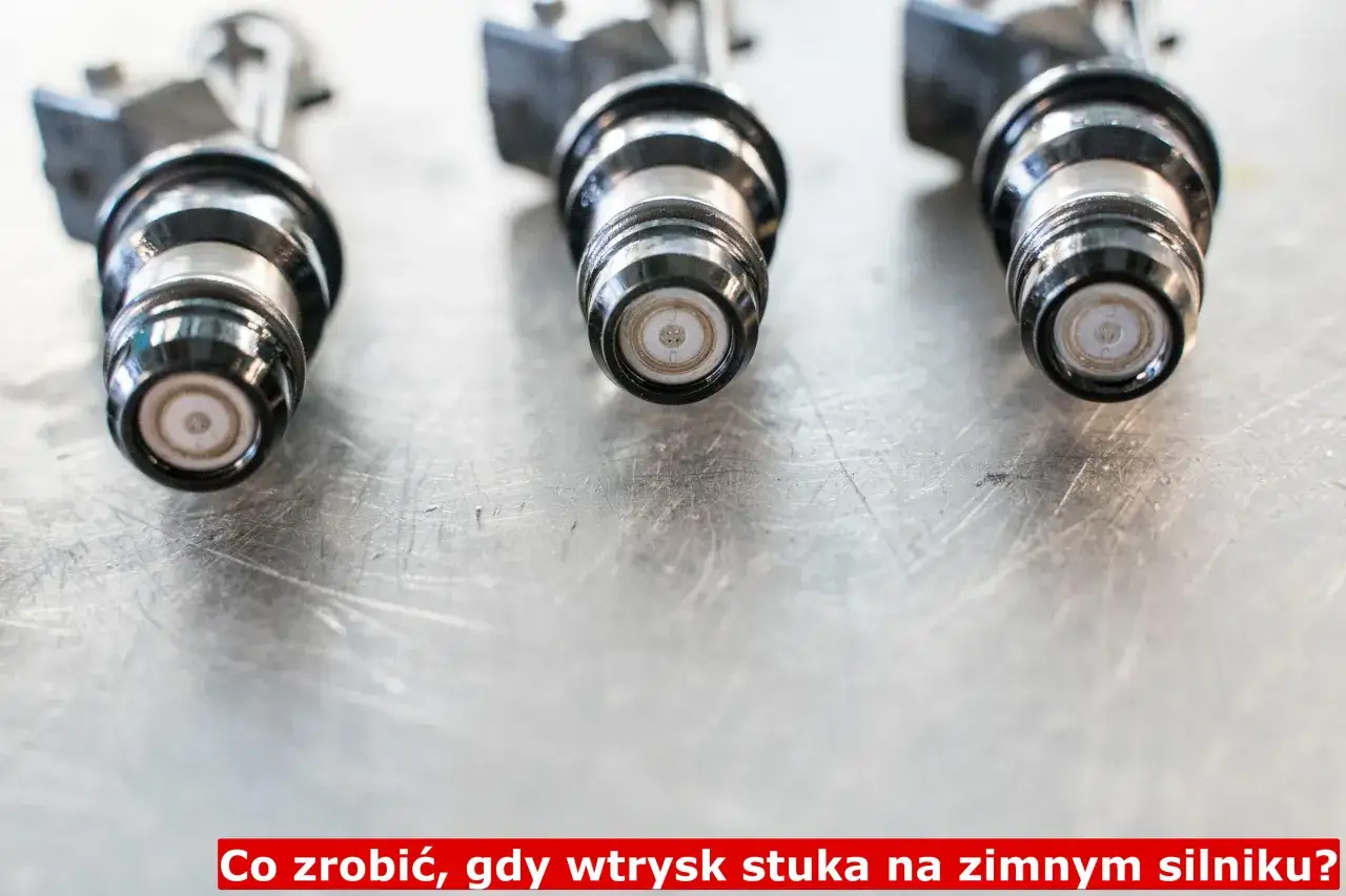 Mężczyzna w kratę sprawdza silnik diesla, słysząc niepokojące stukanie na zimnym silniku.