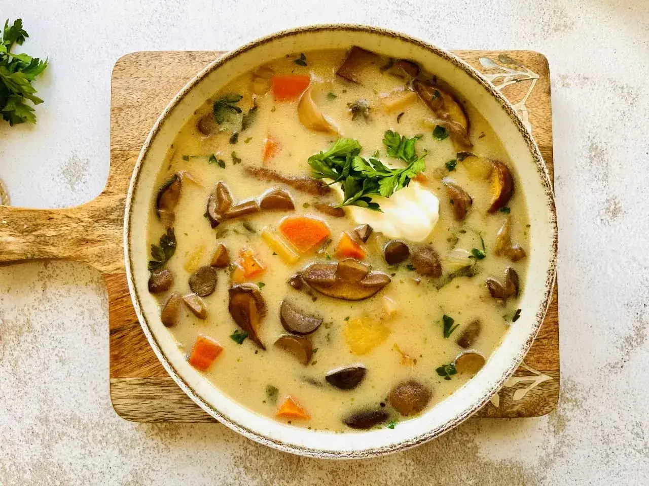 A creamy mushroom soup with carrots and herbs. Czy zupa grzybowa jest ciężkostrawna? Ta wygląda na sycącą, ale lekką.