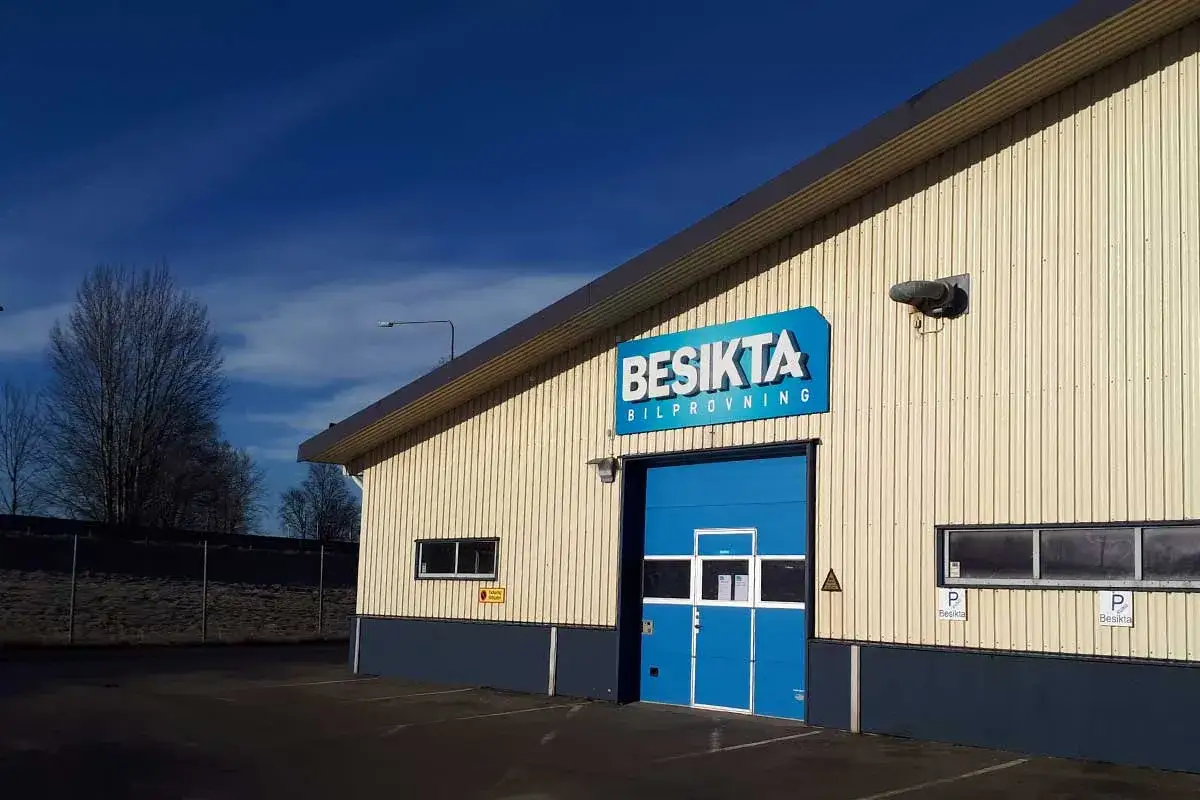 Besikta Bilprovning, en bilbesiktningsstation. Här följer man besiktning regler för att säkerställa trafiksäkerheten.
