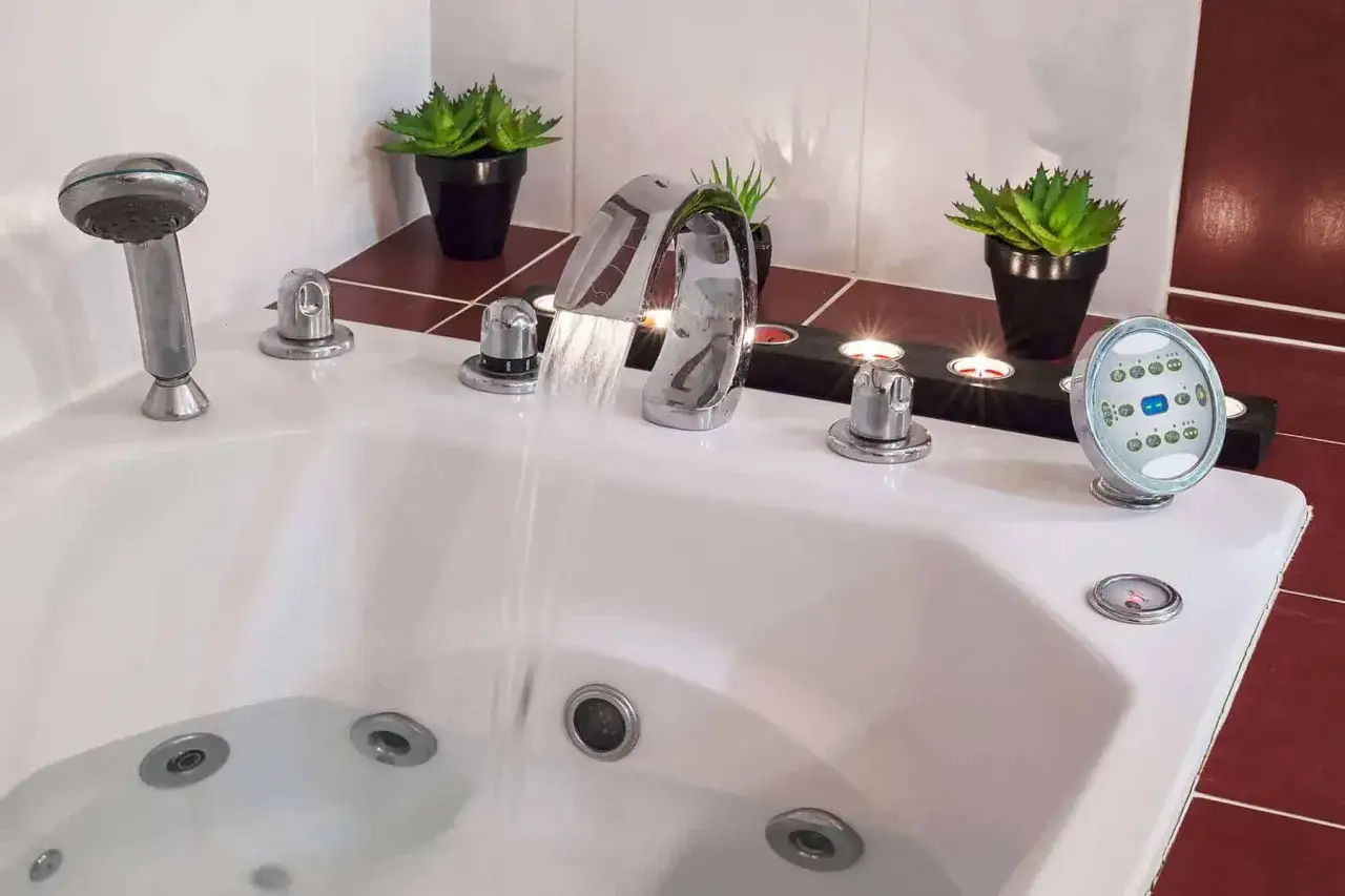 Wanna z hydromasażem, kaskadową baterią i panelem sterowania. Zastanawiasz się, ile kosztuje montaż wanny?