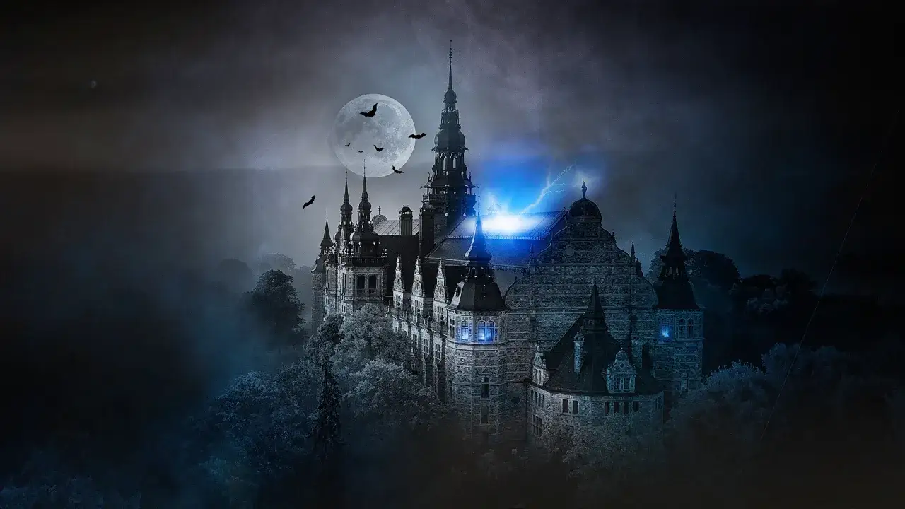 Ett kusligt slott i dimma, med fladderm&ouml;ss och fullm&aring;ne. Perfekt f&ouml;r en skr&auml;mmande stockholm halloween-kv&auml;ll.