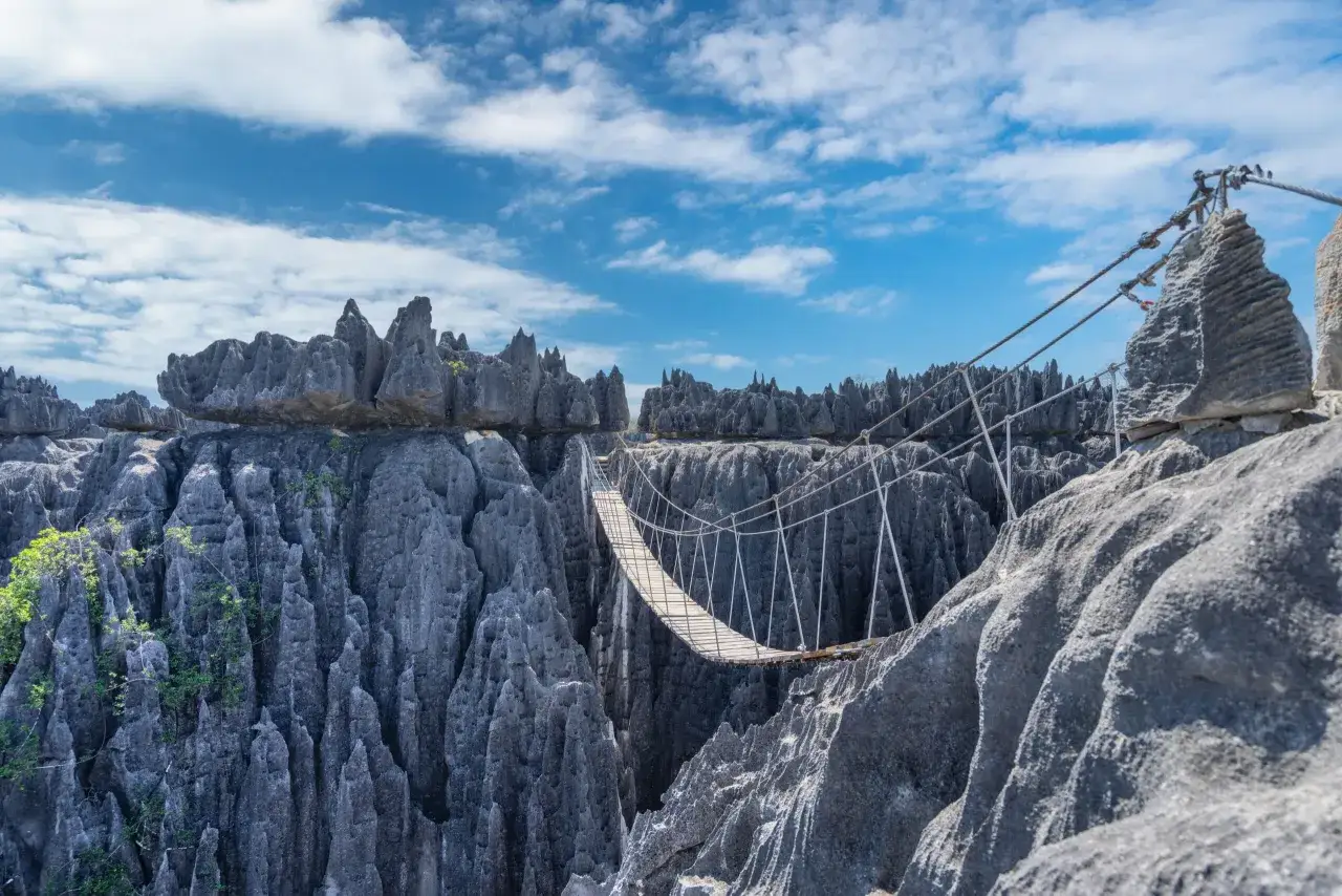 Most skalnych iglic Tsingy de Bemaraha, z wiszącym mostem nad przepaścią.