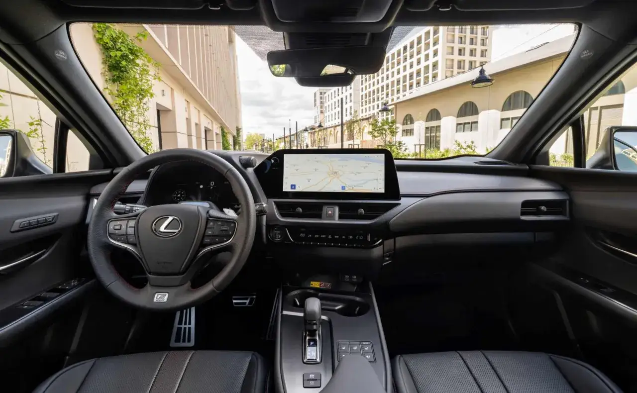 Interior de un Lexus UX, con pantalla t&aacute;ctil mostrando el navegador. A pesar de su dise&ntilde;o moderno, algunos usuarios reportan problemas lexus ux con el sistema multimedia.