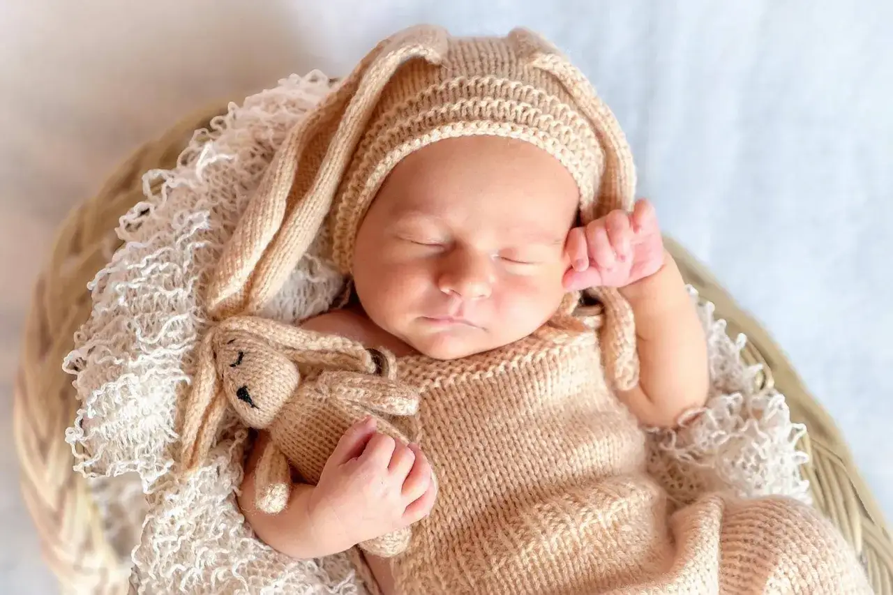 Sover sött i kanin-mössa och med en liten kanin-nalle. Frågan